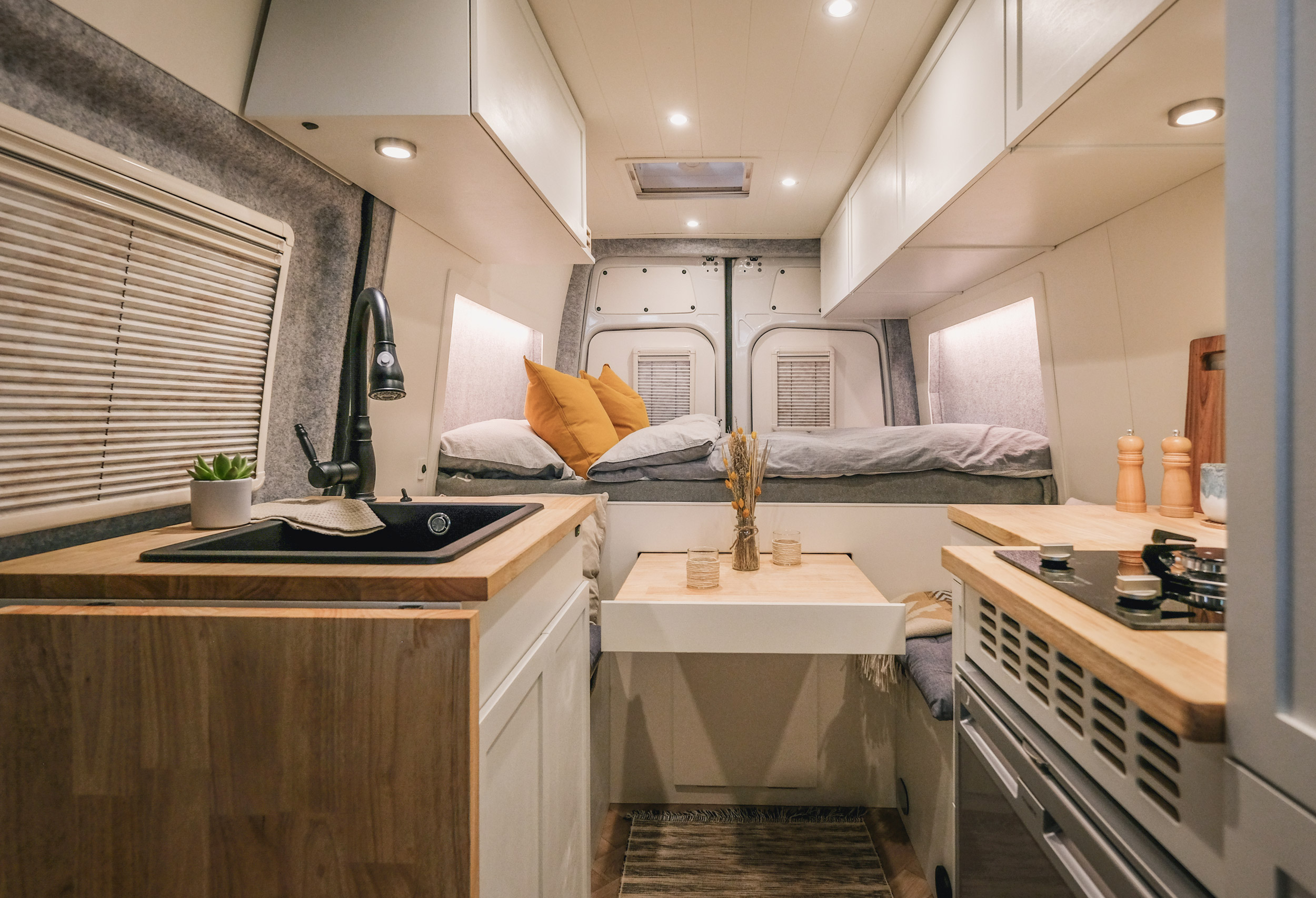 Mercedes Sprinter L2H2: Moderner, heller Camperausbau mit festem Bett, Sitzecke und großzügiger Küche