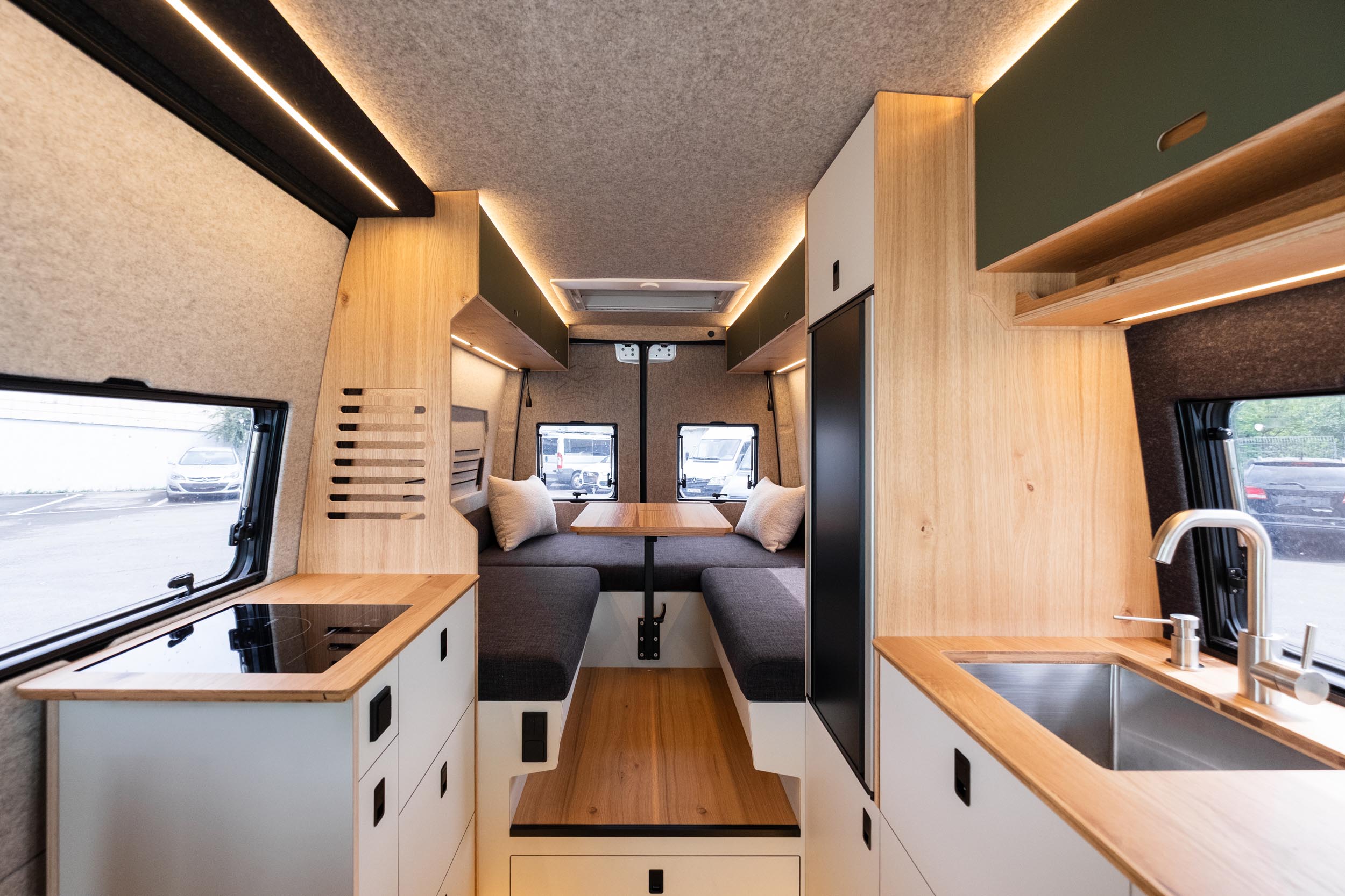 Modell PACIFIC: Ausbau mit konvertierbarer Sitzecke im sechs Meter Mercedes-Benz Sprinter
