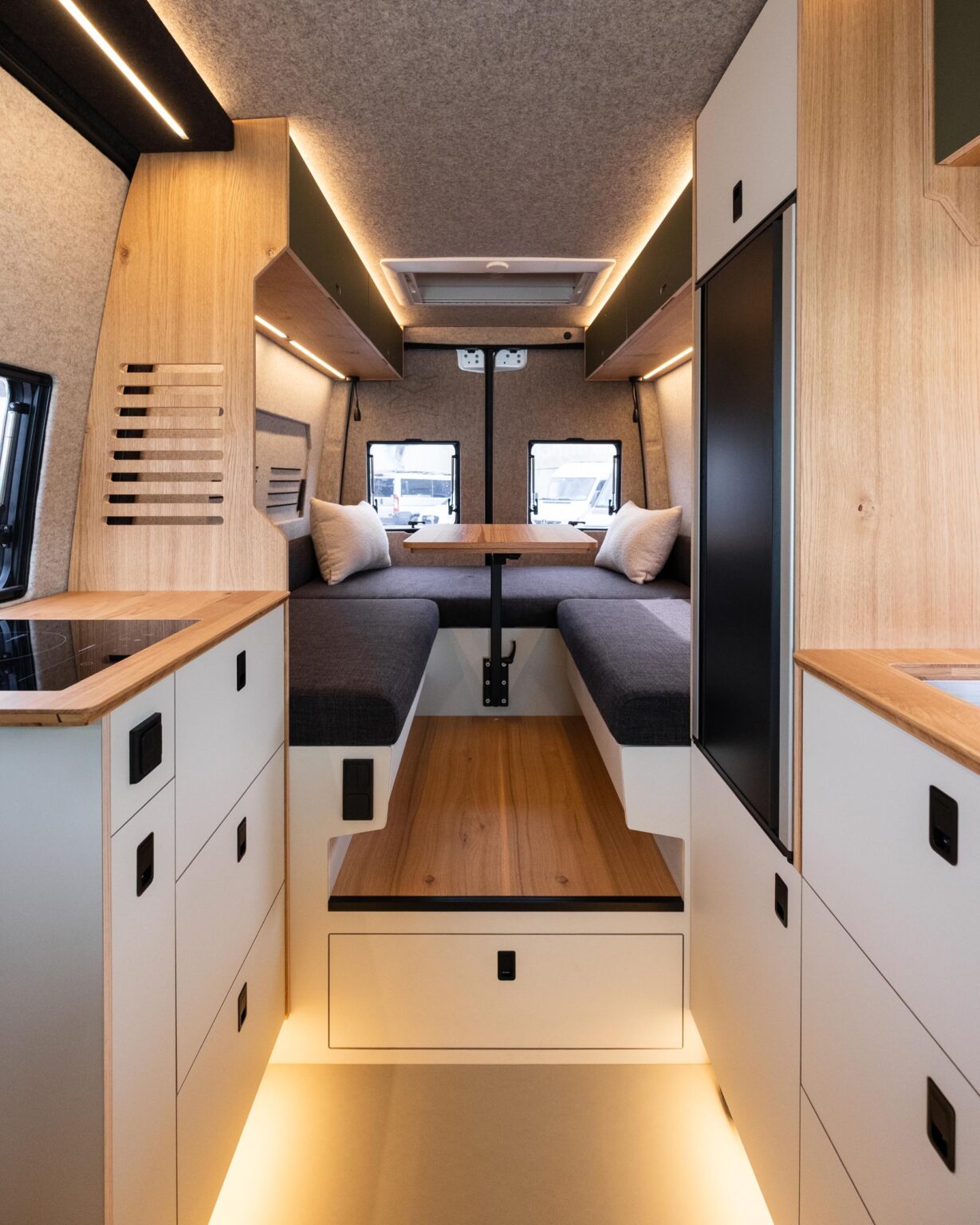 Modell PACIFIC: Ausbau mit konvertierbarer Sitzecke im sechs Meter Mercedes-Benz Sprinter